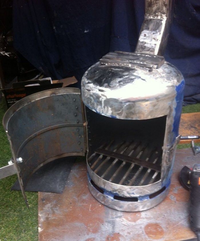 Mini estufa feta amb una bombona de gas