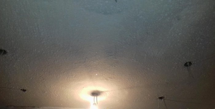 Decorazione del soffitto con carta da parati liquida