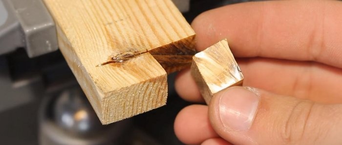 We snijden kunststof houten gipsplaat met gewoon papier