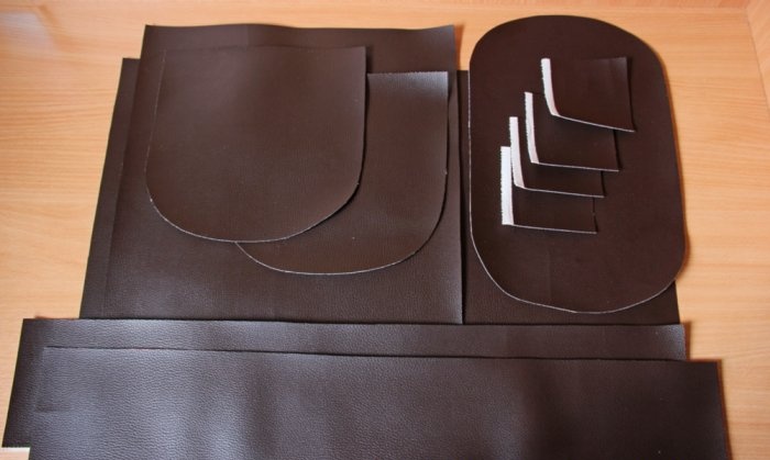 Costuramos uma mochila de couro sintético