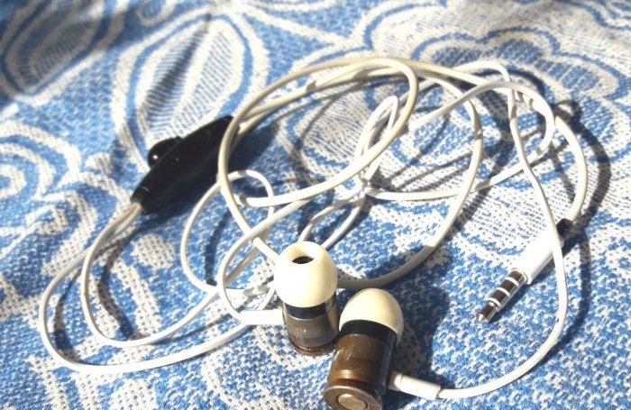 Mga DIY headphone na gawa sa mga shell casing