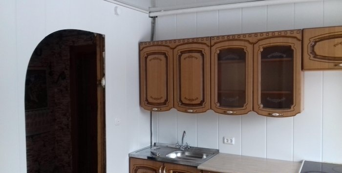 Keukenafwerking met kunststof panelen