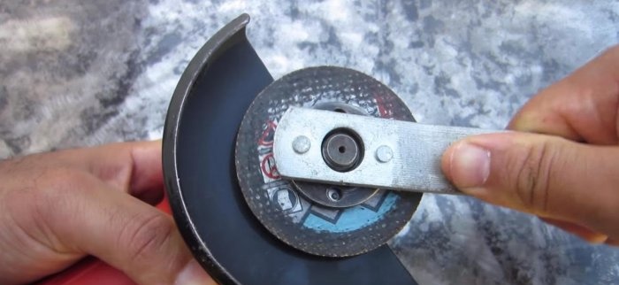 Accesoriu de găurit realizat dintr-un disc de șlefuit