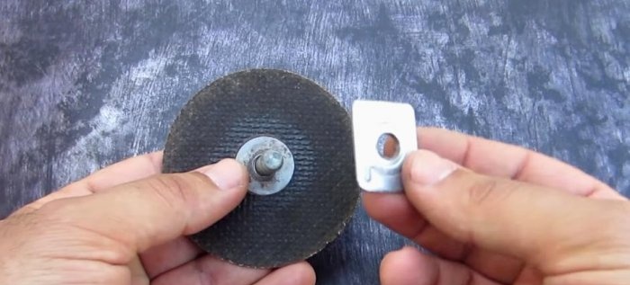 Accesoriu de găurit realizat dintr-un disc de șlefuit