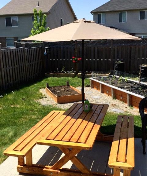 Mesa con bancos para el jardín.