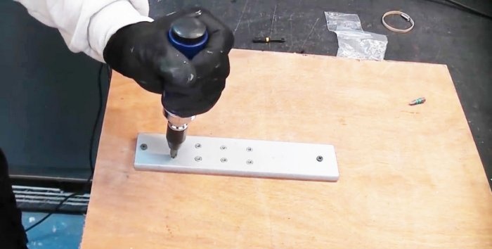 Cómo quitar un tornillo para lamer con un destornillador de impacto