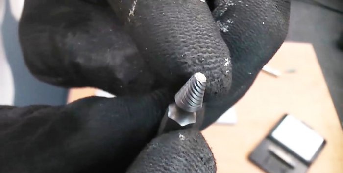 Cách tháo vít bị kẹt bằng máy chiết