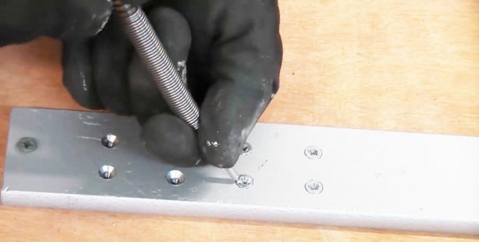 Jak odkręcić wylizaną śrubę za pomocą dziurkacza