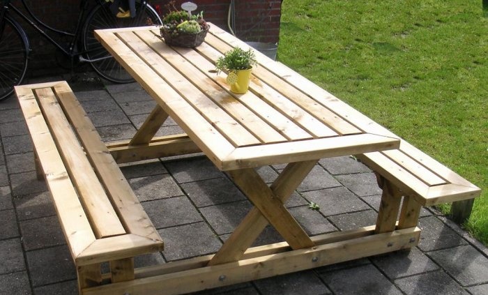 Mesa con bancos para el jardín.