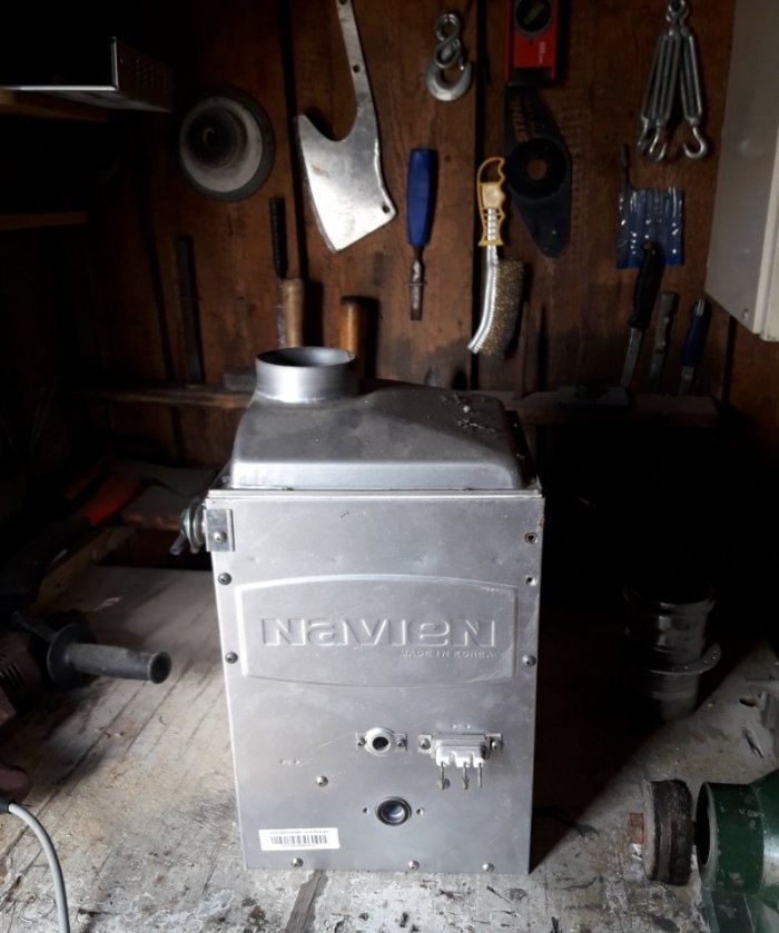 Mini horno fabricado con caldera de gas de pared.