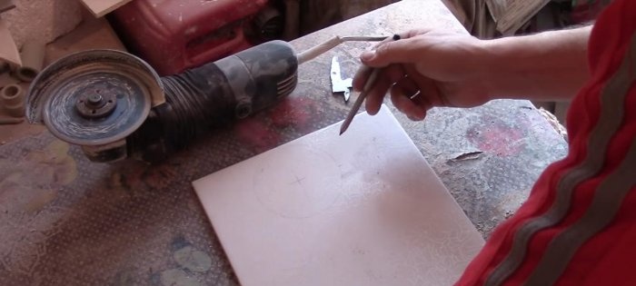 Како изрезати рупу у плочици помоћу брусилице