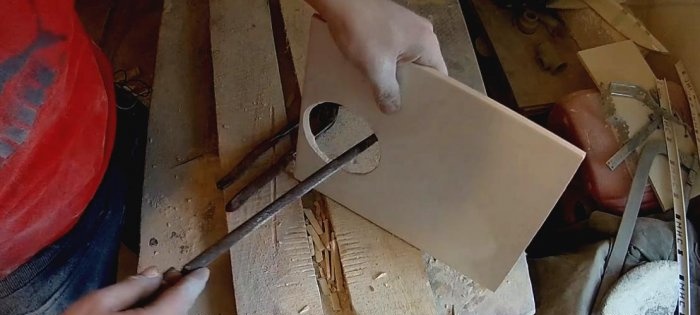Как да изрежете дупка в плочка с мелница