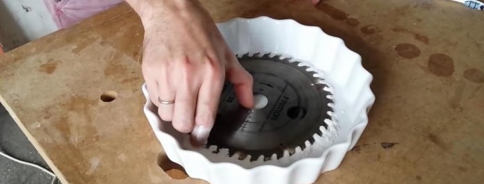 How to quickly clean a circular saw