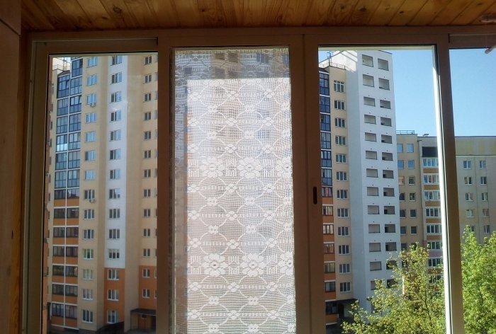 Как бързо да затворите балконските прозорци с тюл