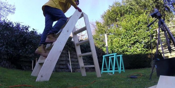 Escalera de madera plegable