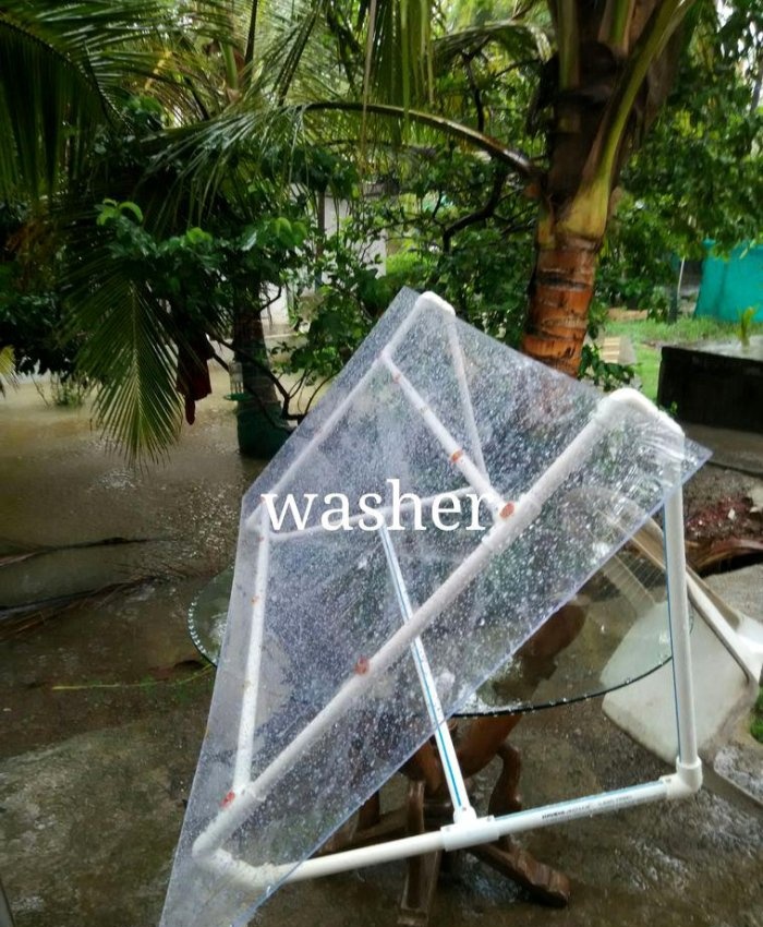 مظلة للمنزل مصنوعة من الأنابيب البلاستيكية