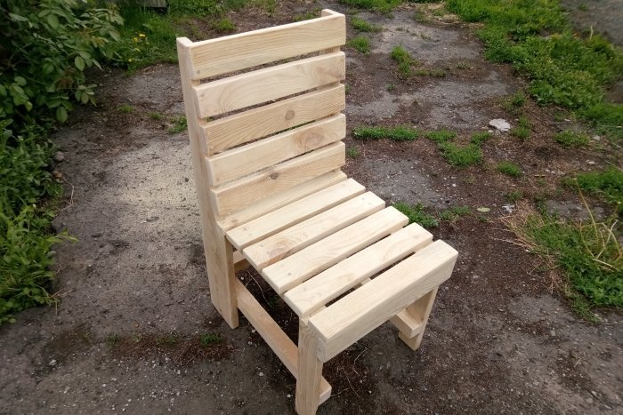 Cadira de jardí de fusta de bricolatge