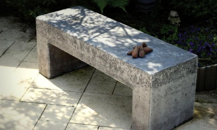 Betonová lavička na zahradu