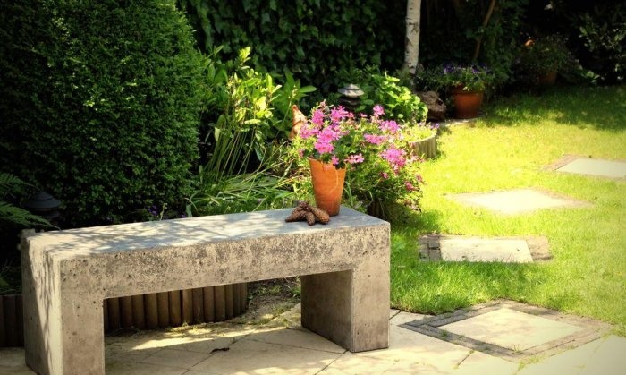 Betonová lavička na zahradu