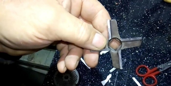 Уред за заточване на ножове за месомелачки
