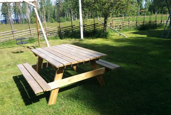 Семпла маса с пейки за градина