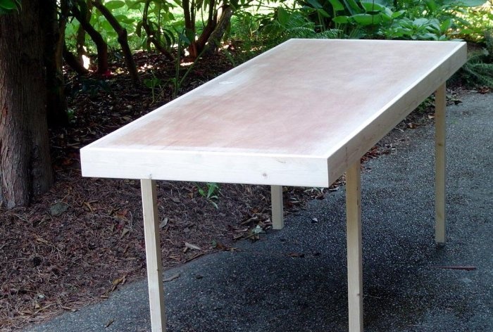 Kā izgatavot galdu no vecām durvīm