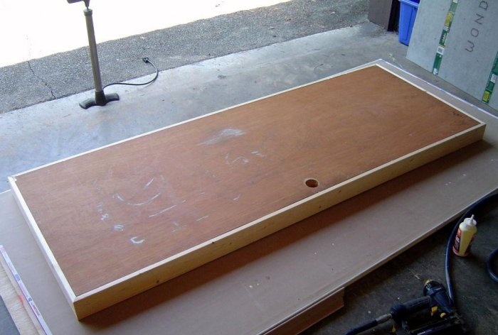 كيفية صنع طاولة من باب قديم