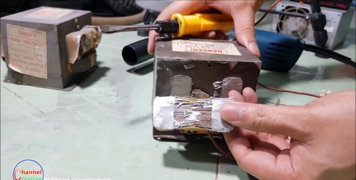 Machine à souder composée de quatre fours à micro-ondes