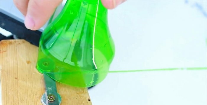 Chicote de fios torcido de uma garrafa de plástico