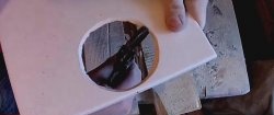 Как да изрежете дупка в плочка с мелница