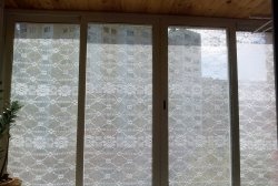 Cum să închizi rapid ferestrele balconului cu tul