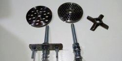 Device for sharpening meat grinder knives
