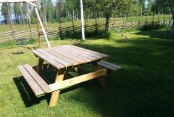 Prosty stół z ławkami do ogrodu