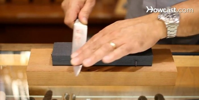 Hur man vässar en kniv på en sten korrekt