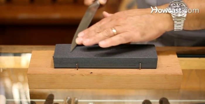 Hur man vässar en kniv på en sten korrekt
