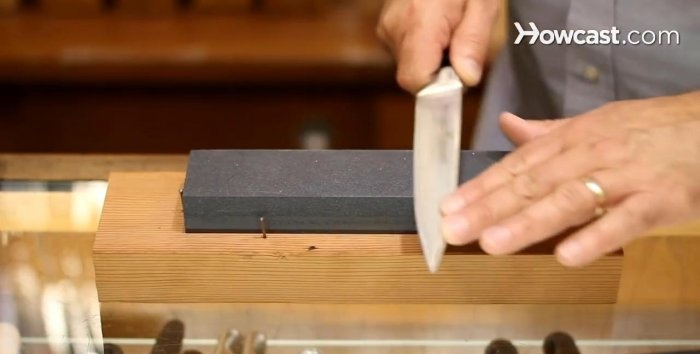 Comment aiguiser correctement un couteau sur une pierre