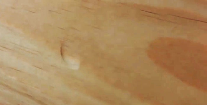 Hoe deuken op hout te verwijderen