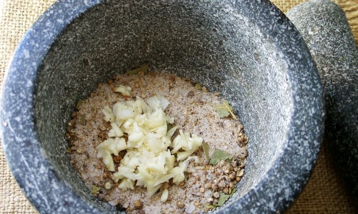 Salatura semplice del lardo con aglio