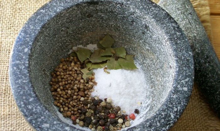 Enkel saltning av ister med vitlök