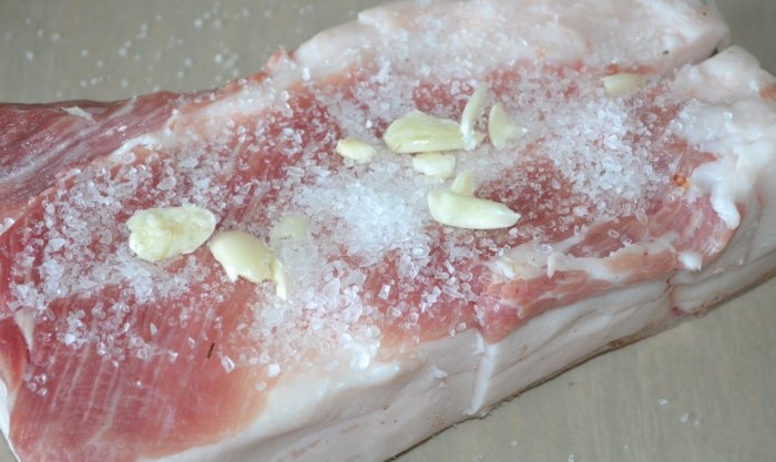 Cara mengasinkan lemak babi menggunakan kaedah kering