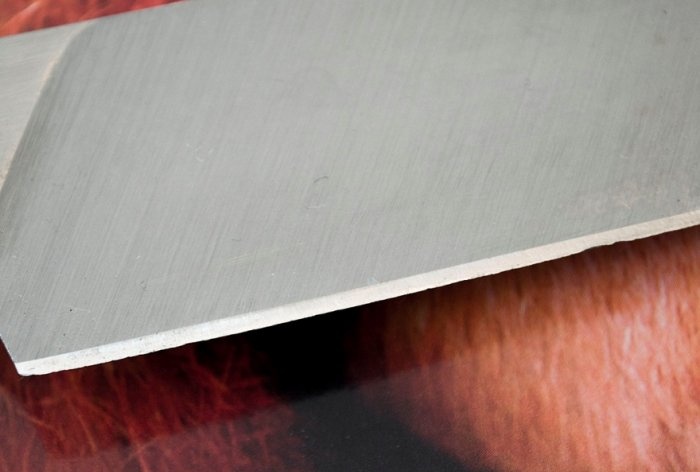 Sharpening a kitchen knife on a homemade machine