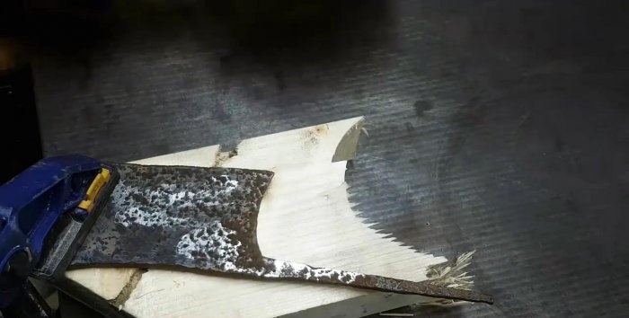 Restaurering af en helt rusten køkkenkniv