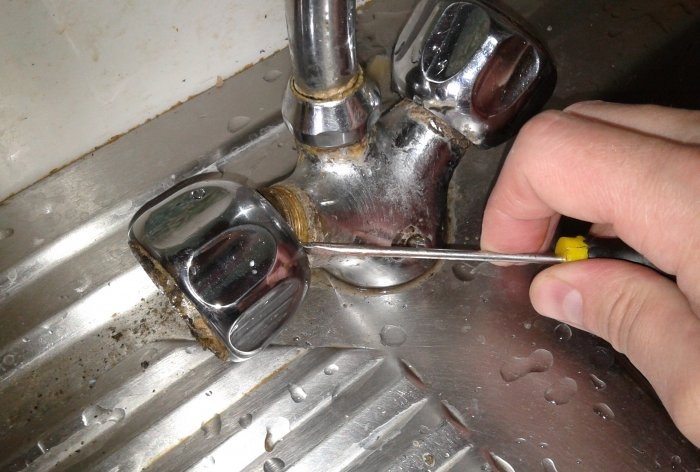 Conserto de torneira de cozinha
