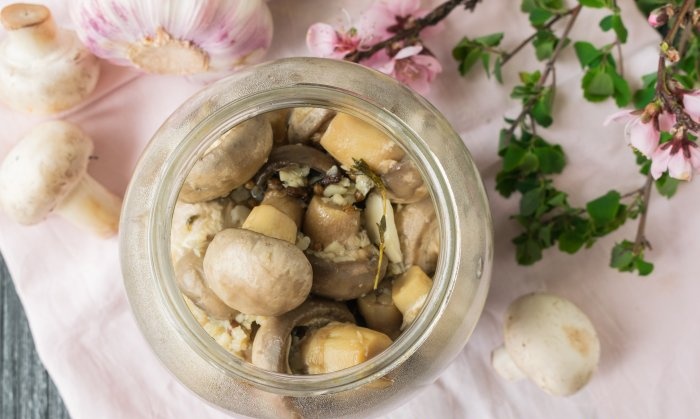 Champignons marinés rapidement en 1 jour