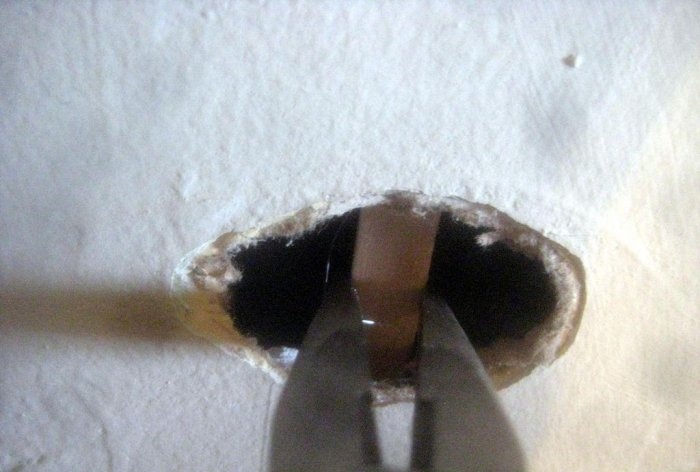 Hoe een klein gaatje in gipsplaat te repareren