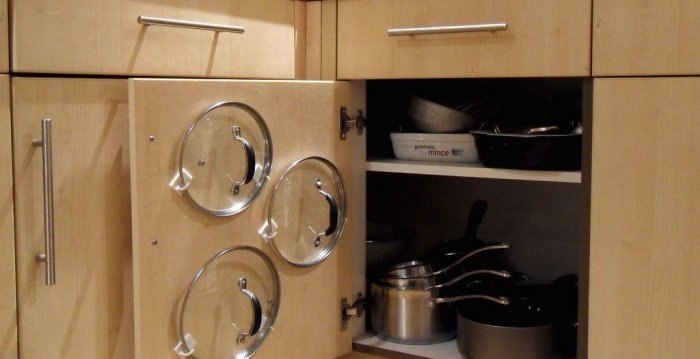 Ein einfacher Trick, um einen Platz für die Deckel von Geschirr zu finden