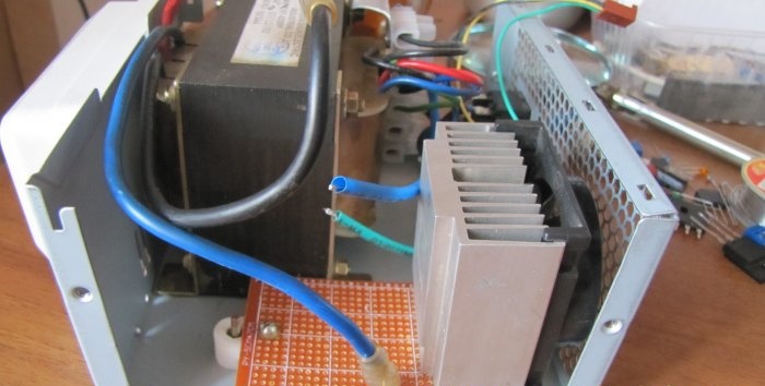 Máy biến áp tự ngẫu không nhiễu với bộ điều chỉnh điện áp điện tử