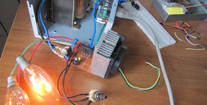 Autotransformátor bez rušenia s elektronickou reguláciou napätia