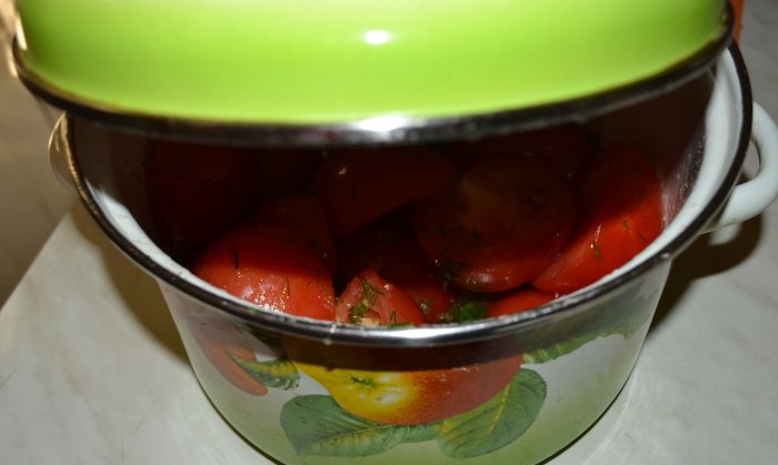 Üç saat içinde hafif tuzlu domatesler