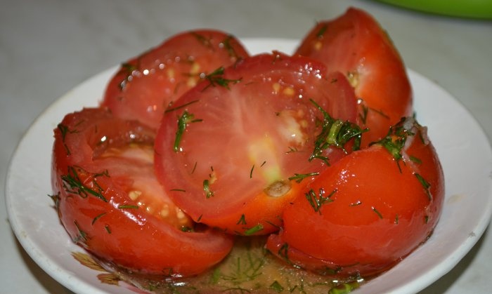 الطماطم المملحة قليلاً في ثلاث ساعات
